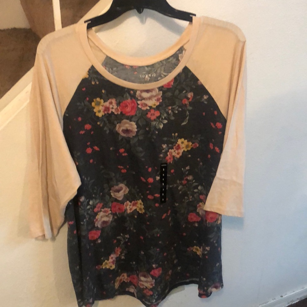 NWT Torrid Floral Mid Length Sleeve Tee